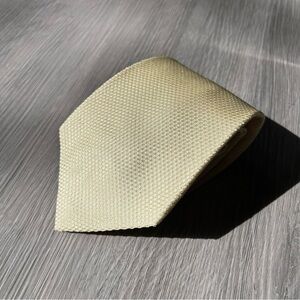 Hilary Radley Men’s Pastel Yellow Shiny Tie Handmade 100% Silk Made In Italy